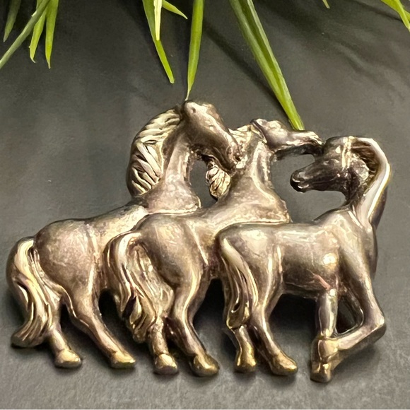 2 in 1 Vintage Three Horse Silver Tone Brooch Pin Pendant - Picture 2 of 5